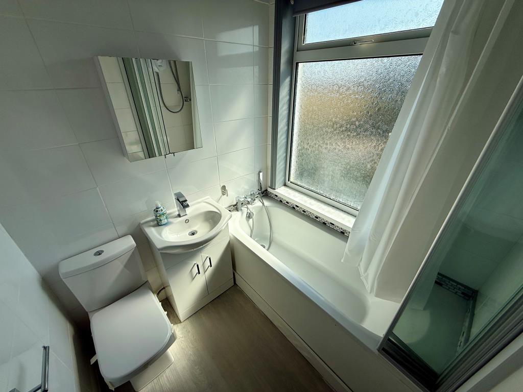 Lot: 56 - THREE-BEDROOM SEMI-DETACHED HOUSE - Bathroom with W.C.